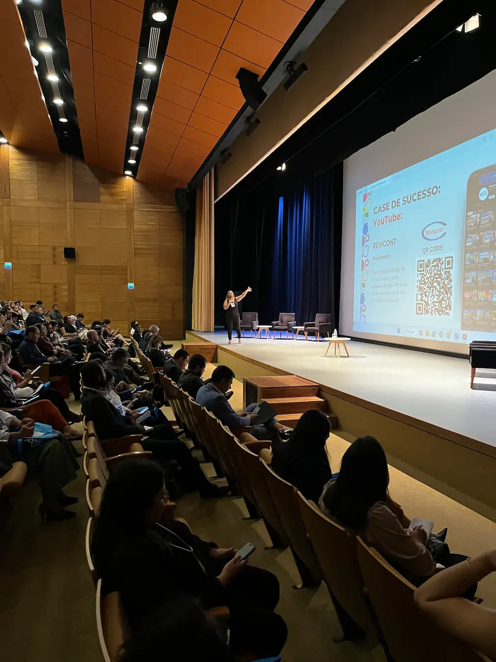 Marta Giove palestrando no palco do Contábil Summit para auditório lotado